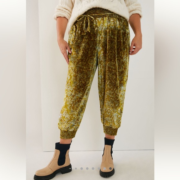 Anthropologie chartreuse green velvet smocked waist joggers pants - Picture 4 of 8
